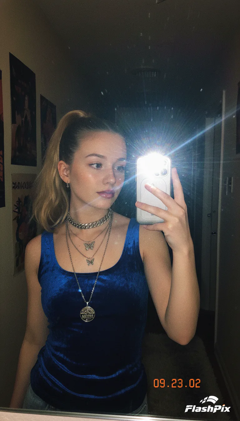 Y2K 감성 거울 셀피 - 체인 목걸이와 벨벳 탱크탑 액세서리 연출